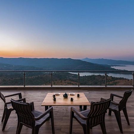 Eyes On The Lake By Stayvista - A Hillside Villa With A Captivating View Of The River Pune Exterior foto